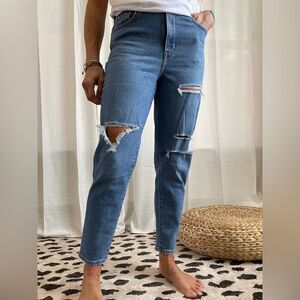 Levi’s High Waisted Mom Jean women’s 29 distressed high waisted tapered vintage